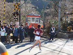 箱根駅伝の開催時に電車を踏切手前で停止させて選手を通過させる