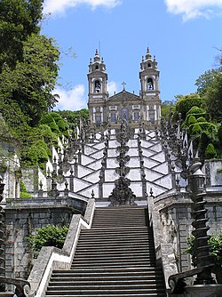 קטע מגרם המדרגות וחזית הבזיליקה