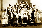 Ο δάσκαλος Τσβετάν Κωνσταντίνοφ με τους μαθητές ντυμένους με παραδοσιακές φορεσιές, από το χωριό Μιχαίλοβο, επαρχία Βράτσας, 1939