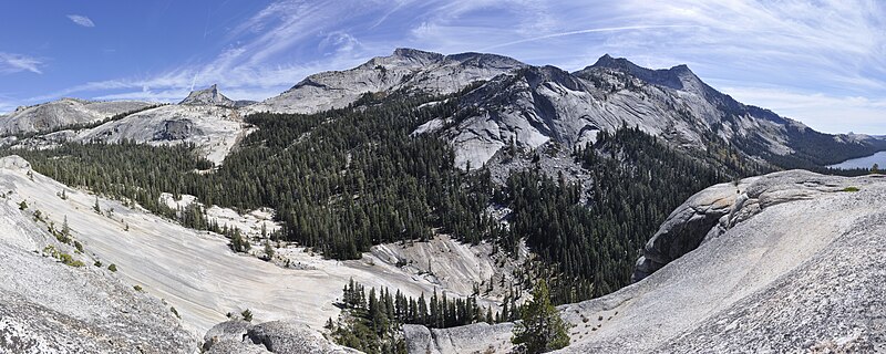 File:Tuolumne Meadows - Pywiack Dome summit looking S - 1.jpg