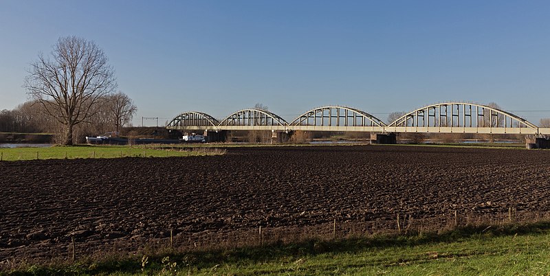 File:Tussen Niftrik en Balgoij, spoorbrug over de Maas foto6 2015-12-09 13.11.jpg