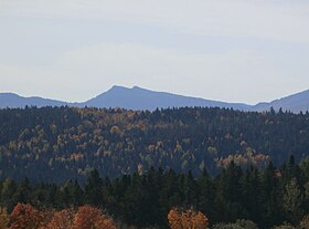 Vedere a Twin Peaks din ruta 263 lângă Marston.