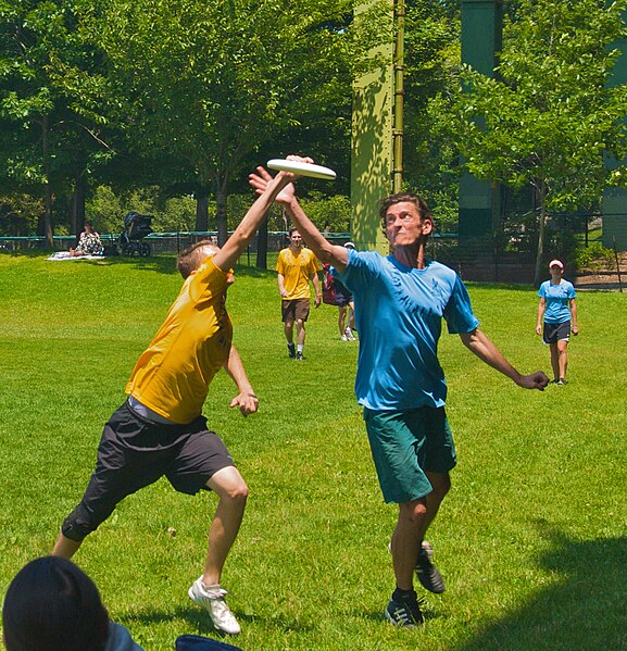 File:Ultimate frisbee, Jul 2009 - 27.jpg