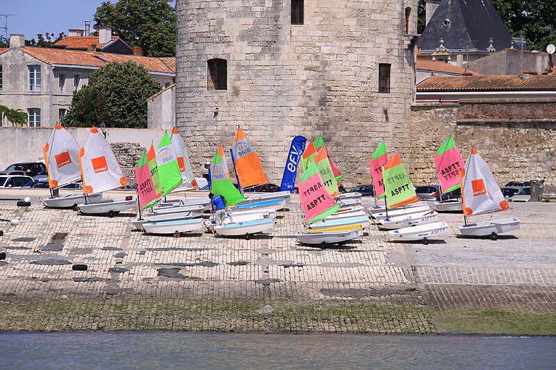 File:Un groupe d' optimists d' école de voile.JPG