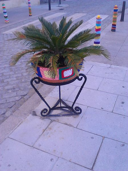 File:Urban knitting - Montalbán de Córdoba 01.jpg