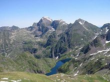 Mont Valier, the refuge des Estagnous and the Etang Long seen from the Port de Barlonguère