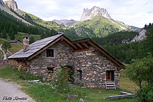 Un bâtiment dans la vallée et la vue vers le Mont Thabor en arrière-plan.