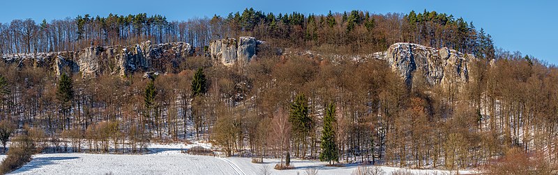 File:Veilbronn Totensteine Winter P1210300.jpg