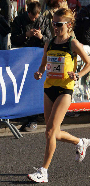 File:Vienna 2013-04-14 Vienna City Marathon - F4 Rosaria Console, ITA, preparing for race a.jpg