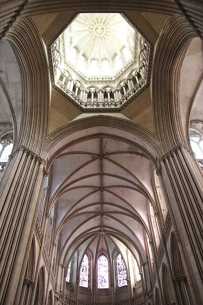 File:Voûtes du choeur et tour lanterne Notre-Dame de Coutances.jpg