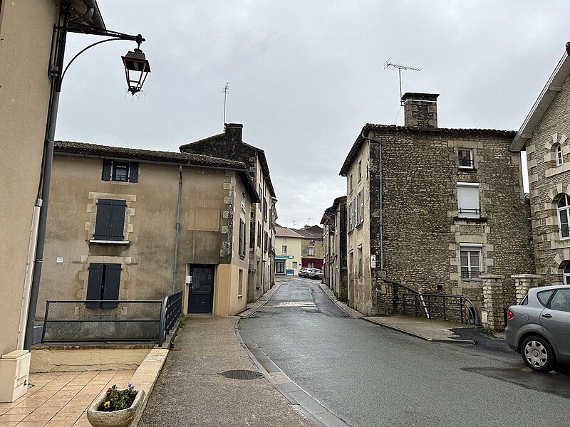 File:Vouillé (86) - rue de La Barre.jpg