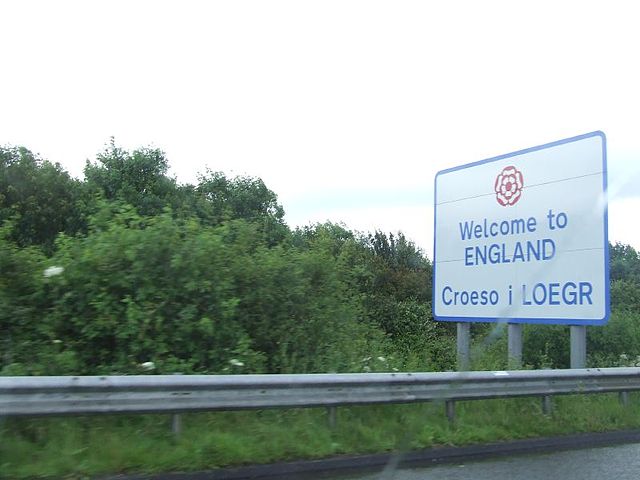 Bilingual "Welcome to England" sign
