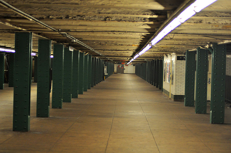 File:West 4 St mezzanine vc.jpg