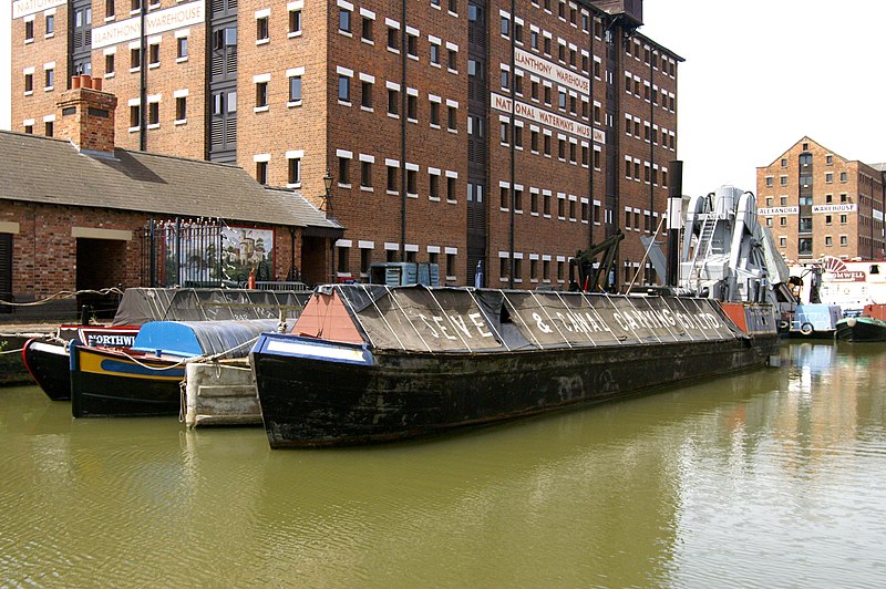 File:Working Narrowboats National Waterways Museum, Gloucester.jpg