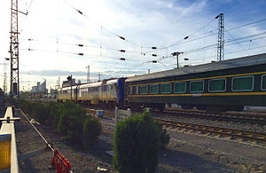 北京の南磨房地区（中国語版）周辺を走行する京哈線の列車（Y510次列車）
