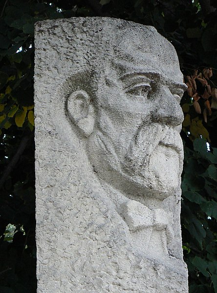 File:Yoakim-Gruev-monument.jpg