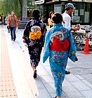 Kobiety w yukatach, z tyłu widoczne pasy obi z zatkniętymi wachlarzami