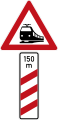 Zeichen 156-11 Bahnübergang mit dreistreifiger Bake, mit Entfernungsangabe – Aufstellung rechts