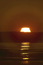 蜃気楼 が 出現 し やすい の は 大気 中 に 何 の 差 が ある 時