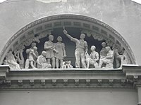 Скульптурная группа на фасаде