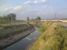 Паркентский канал близ города Паркент, маловодье