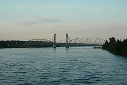 Kuzminkas dzelzceļa tilts pār Ņevu.