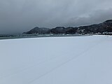 積雪に覆われた竹野浜海水浴場（2020年12月）