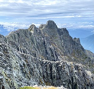 奥穂高岳山頂から望むジャンダルム