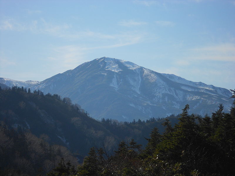 File:風吹大池付近より望む雪倉岳.JPG