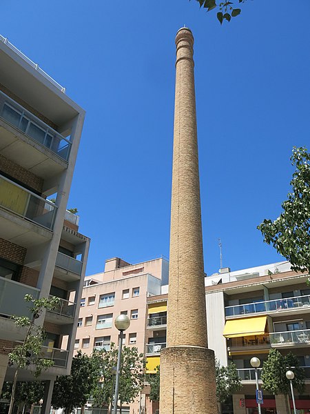 File:074 Xemeneia de Ca l'Escori, c. Emili Miró (el Vendrell).jpg