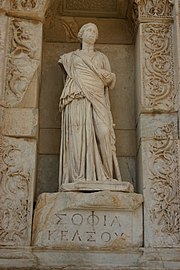 Ցելսիուսի գրադարանի որմնախորշերում տեղադրված չորս արձաններից մեկը՝ Սոֆիան (Իմաստնություն)
