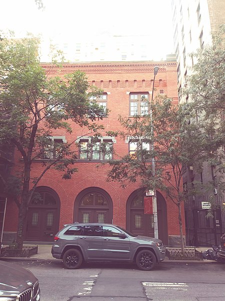 File:166 East 73rd St in Manhattan.jpg