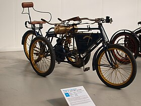 Motorlu üç tekerlekli bisiklet, Prinetti & Stucchi 1899, Torino Otomobil Müzesinde.