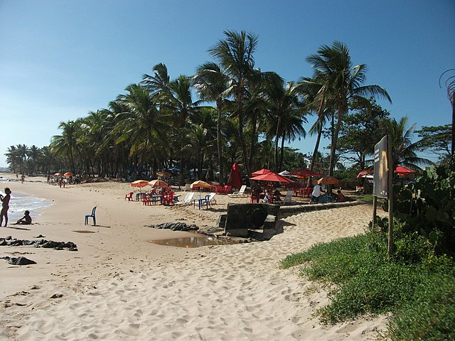 https://upload.wikimedia.org/wikipedia/commons/thumb/4/4f/2011.11.22.154429_Itapu%C3%A3_Beach_Salvador_Brazil.jpg/640px-2011.11.22.154429_Itapu%C3%A3_Beach_Salvador_Brazil.jpg