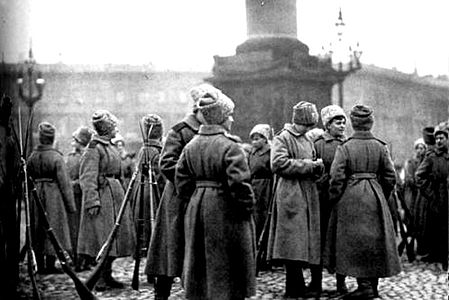 Dones pertanyents a la 2a Divisió davant del Palau d'Hivern