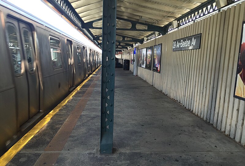 File:39th Avenue - Astoria Bound platform.jpg