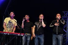 4 Poofs og et piano (6100972622) .jpg