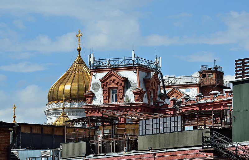 File:A building of Red October confectionery and dome of Cathedral of Christ the Saviour.jpg