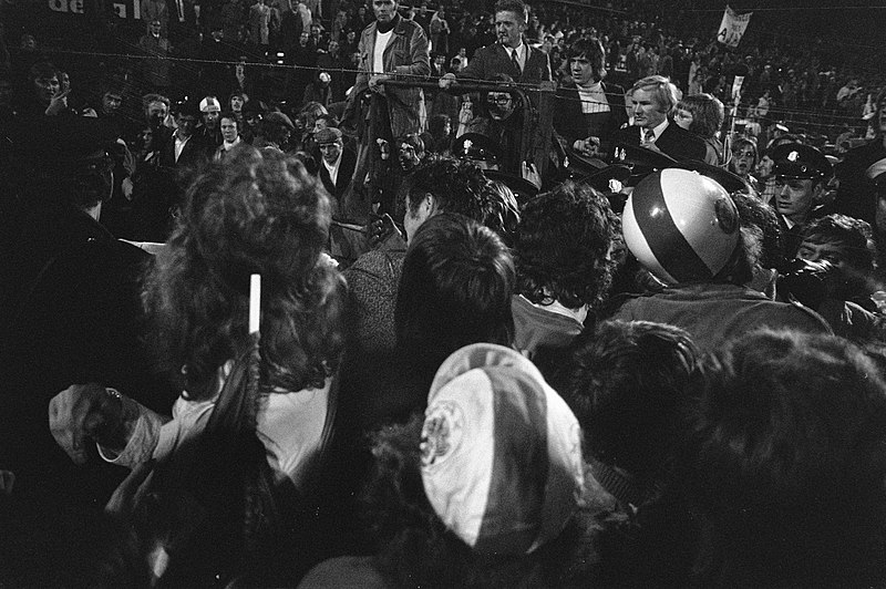 File:Ajax-supporters tijdens de huldiging, Bestanddeelnr 925-6351.jpg