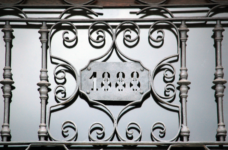 File:Alcalá de Henares (RPS 11-02-2022) Edificio de las Cráteras, detalle de la puerta.png