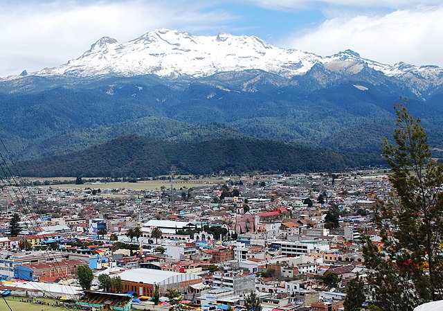 Amecameca – Ortsansicht mit Vulkan Iztaccíhuatl