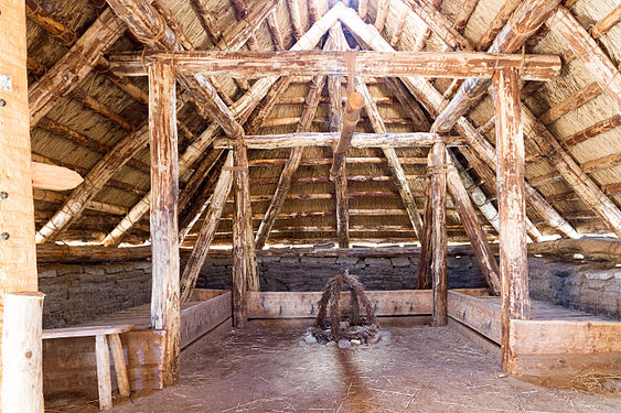 English: Nebel, Amrum, Schleswig-Holstein, replica of iron age house (interior) in the dunes, erected in 2014 Deutsch: Nebel, Amrum, Innenraum eines Eisenzeitlichen Hauses (Nachbau), 2014 errichtet