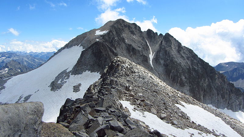 File:Aneto i Tuca del Coll de Corones.JPG