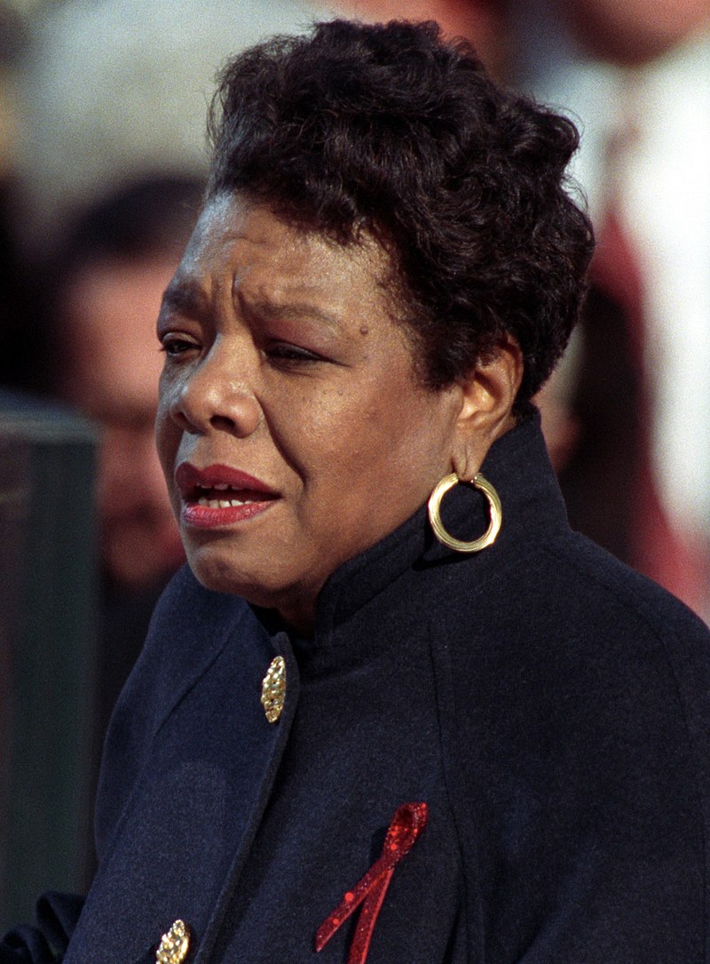 Angelou đọc bài thơ "On the Pulse of Morning" của mình tại lễ nhậm chức của Tổng thống Bill Clinton, tháng 1 năm 1993