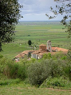 Pohled na klášter Apollonia západně od města Fier