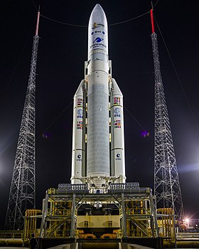 Ariane 5 ECA sur son pas de tir, transportant avec lui le télescope James Webb.