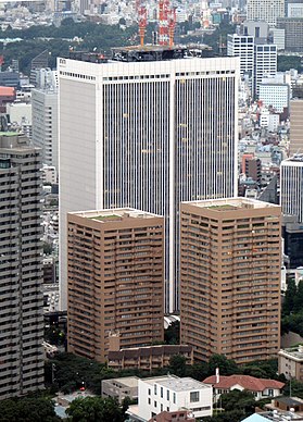 東京タワーから見たアークヒルズ。全高の高い白いビルが「アーク森ビル」、手前の茶色の2棟が高級マンション「アークタワーズ」