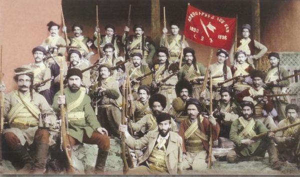 Fedayi group fighting under the ARF banner. Text in Armenian reads Azatutyun kam Mah (Liberty or Death)