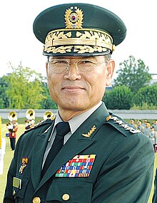 Tentara (ROKA) Jenderal Lee Sang-eui (이상의 합참의장 이취임식 (7438790542)).jpg