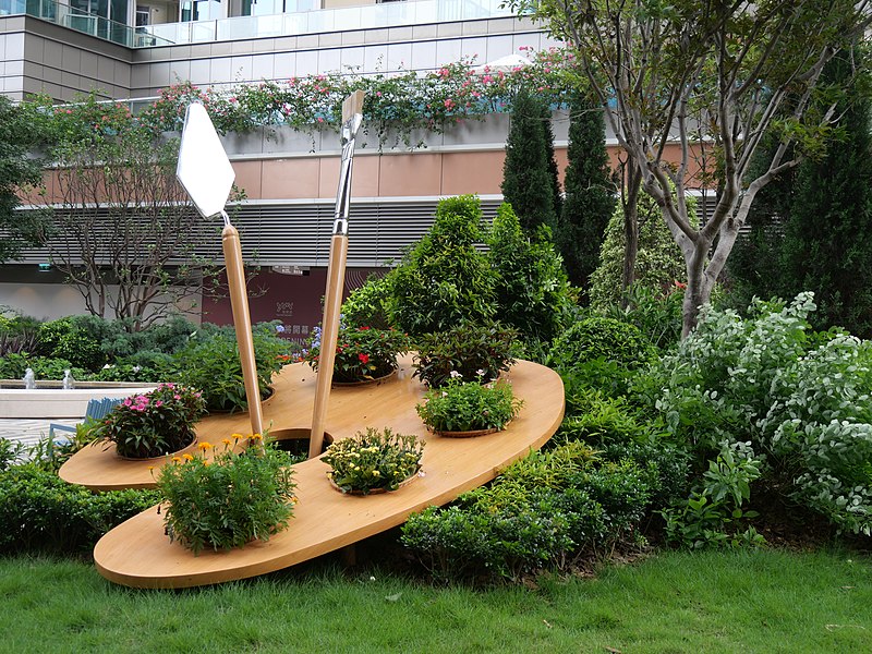 File:Art Palette by the garden at Yue Man Square.jpg